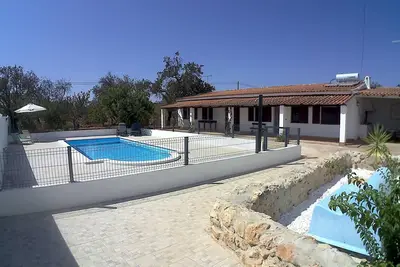 Image de Maison dans les vergers avec piscine exclusive
