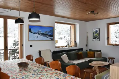 Image de Chalet ensoleillé avec balcon et poêle à bois