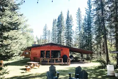 Image de Riverside Bragg Creek Cabin au coeur de la ville