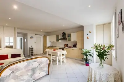 Image de Appartement modern et lumineux en centre ville, 2 chambres, climatisation, Wi-Fi