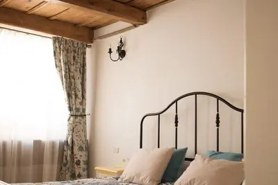 Image de Maison de 2 chambres dans une maison historique au milieu