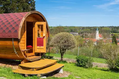 Image de Camping tonneau \"Magnolia\" entre ville, lacs et montagnes