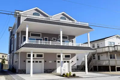 Image de Cœur du centre-ville de Sea Isle, à 3 minutes à pied de la plage, de la promenade, des restaurants et de tout ce que Sea Isle a à offrir.
