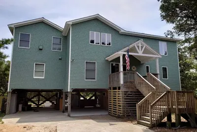 Image de Oceanside House avec piscine et bain à remous à quelques pas de la plage!