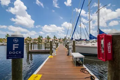 Image de Condo Marina Towers au rez-de-chaussée à côté des quais