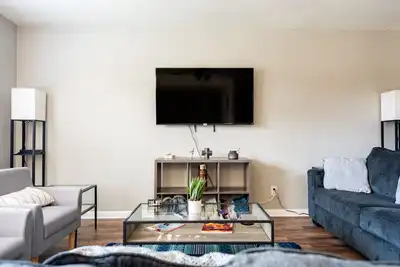 Image de 4br entièrement rénové proche de tout