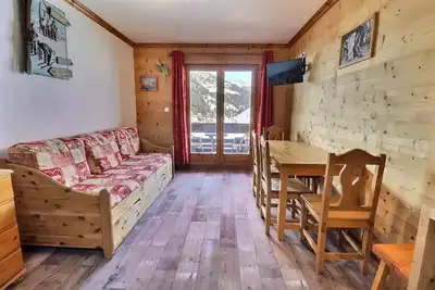 Image de 2 Fields Idealy Sitting Skis to Pieds