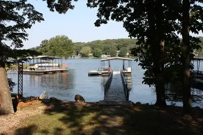Image de Front du lac avec quai privé, incroyable 3 Bed / 3 Bath House