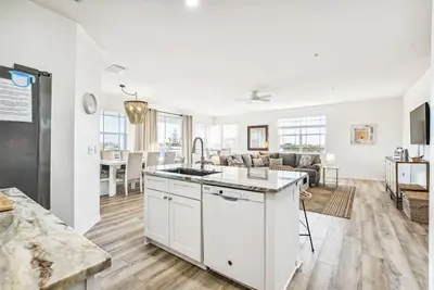 Image de Updated! Very Partial Gulf Views, Pool, Spa with Elevator. Indian Rocks Beach!