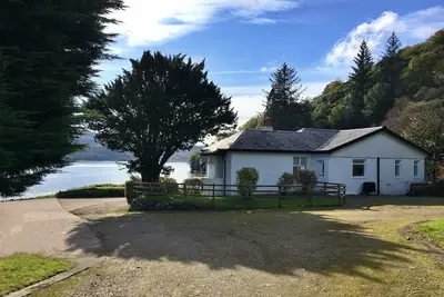 Image de Cottage charmant dans un magnifique emplacement privé au bord de l'eau.