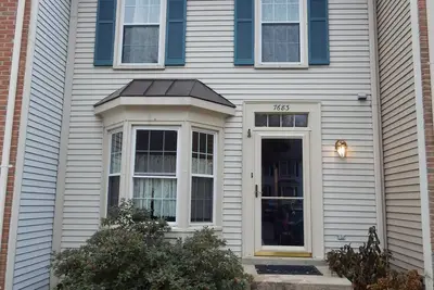 Image de 4 niveaux de townhome confortable avec des caractéristiques modernes.