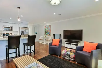 Image de Amazing Garden Level Apartment près du parc Forsyth!