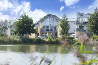 Image de 94 Howells Mere, Lower Mill Estate / 4 chambres / 3 salles de bain / 3 étages / au bord du lac / 8 personnes + 1 spa