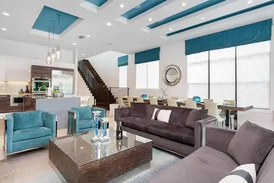 Image de Nouvelle maison de réunion! Salles de jeux galactiques, salle à thème et piscine privée