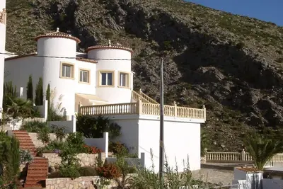 Image de Villa avec piscine 4-8 personnes. Internet gratuit, chiens admis, vue dégagée sur la mer