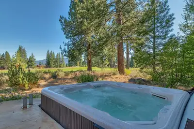 Image de Nouveau - Highlands - Luxe Old Greenwood 8 Br avec bain à remous - doit voir!