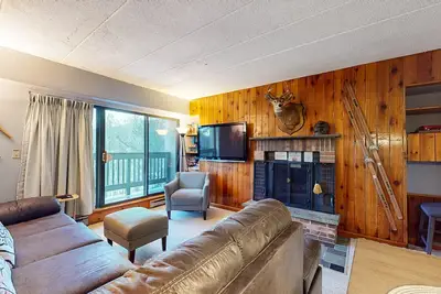 Image de Condo de villégiature en étage élevé avec piscines, bain à remous et salle de gym partagés - à proximité des pistes de ski!