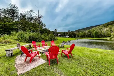 Image de Cabane en rondins classique sur un étang w / vue sur la montagne, terrasse et table de billard - chiens Ok!