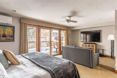 Image de Beau luxe Riverfront Condo 2bdrm 2 bain - Mins de Ski Mtn & Glacier Np