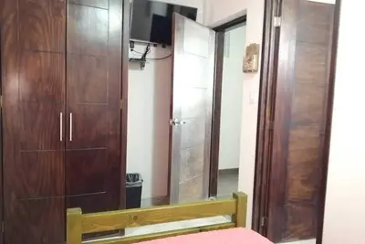 Image de 2 chambres simples et 1 chambre double avec leur salle de bain privée, cuisine. four micro onde
