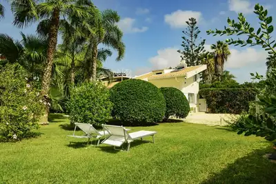 Image de Villa à 30m de la mer avec jardin méditerranéen et terrasse sur le toit