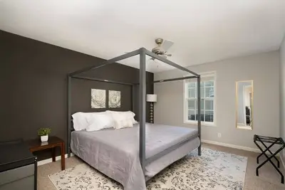 Image de ♡ Trendy Home w King Bed ♚ +10 Miles to Base ♡