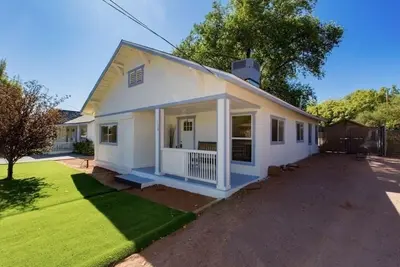 Image de Charmante maison située au coeur de la vieille ville de Cottonwood, juste sur la rue Main!