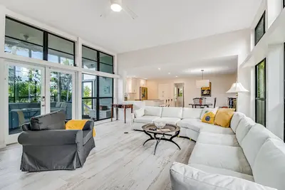 Image de La maison bordée d'arbres w / décor incroyable et porche filtré - près de la plage / salle à manger!