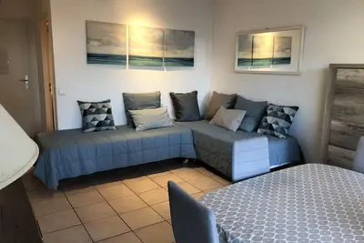 Image de Studio climatisé proche plage, commerces et gare avec balcon, parking et wifi