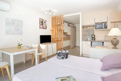 Image de Studio Climatisé pour 3, Face Est, à 50m Plage et Proche Commerces