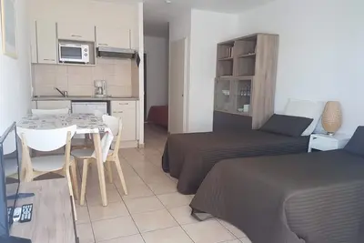 Image de Studio climatisé proche plage et commerces avec WiFi