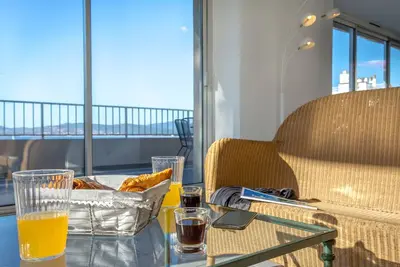 Image de 2 Pièces avec Balcon et Terrasse - Plage à 50m - Clim, WiFi, Parking