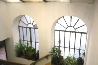 Image de Avec grande terrasse sur le toit dans une belle ville médiévale, autour de laquelle le fleuve Tibre serpente