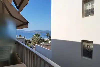 Image de Studio climatisé proche plage et commerces, balcon, parking, linge et wifi disponibles