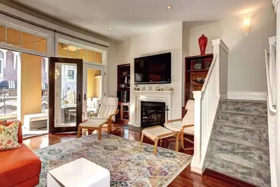 Image de Villa Premier Santana Row avec terrasses privées donnant sur Santana Row!