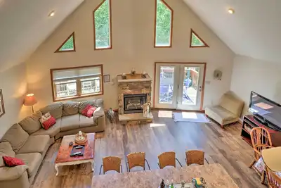 Image de Nouveau! Lake Harmony Home avec bain Ă remous, terrasse et salle de jeux
