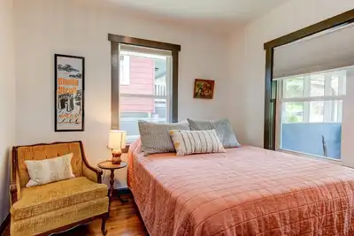 Image de Hillside Bungalow w / views - 3 km du centre-ville d'Asheville!
