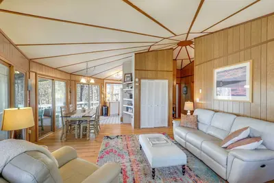 Image de Mountaintop Wolf Laurel Home w \/ Vues & Services!