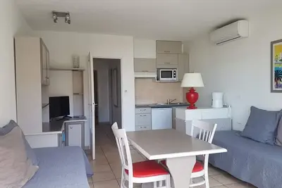 Image de Appartement 2 Pièces avec Balcon, Climatisé, Proche Plage et Centre-Ville