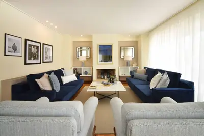 Image de Villa exclusive avec piscine intérieure à Athens Riviera