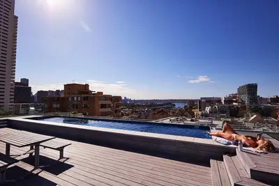 Image de Profitez de vues sur la natation et le pont à quelques pas de la Cdb