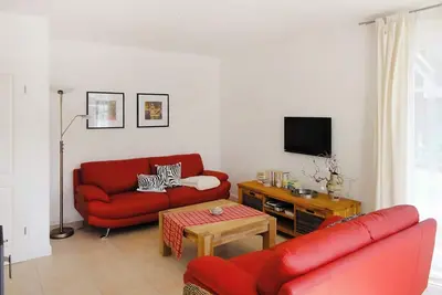 Image de confortable maison de vacances avec Wieck, cheminée, sauna, Wi-Fi, jardin, 2 terrasses