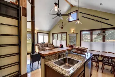 Image de HomeSilverton home w \/ garage chauffé et outils de ski!