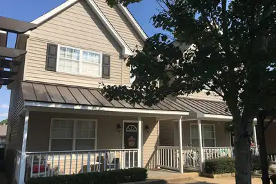 Image de Delta Dawg House pratiquement sur le campus