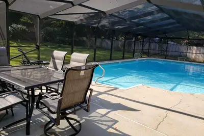 Image de Escapade privée avec piscine blindée, cuisine haut de gamme et grande cour privée clôturée
