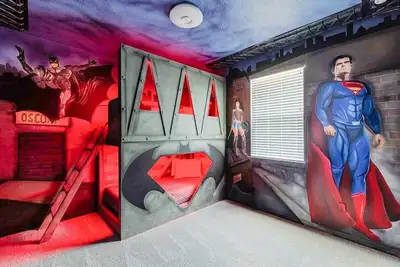 Image de Incredible Villa avec jeux d'arcade B-Ball, salle de cinéma ultramoderne, Pool & More