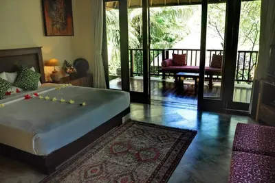 Image de Suite Junior à Sukawati, entourée d'un jardin luxuriant