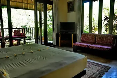 Image de Suite Junior à Sukawati, entourée d'un jardin luxuriant