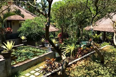 Image de Suite Junior à Sukawati, entourée d'un jardin luxuriant