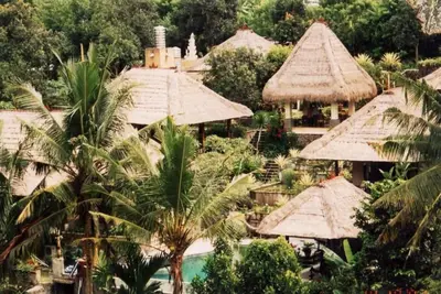 Image de Suite Junior à Sukawati, entourée d'un jardin luxuriant